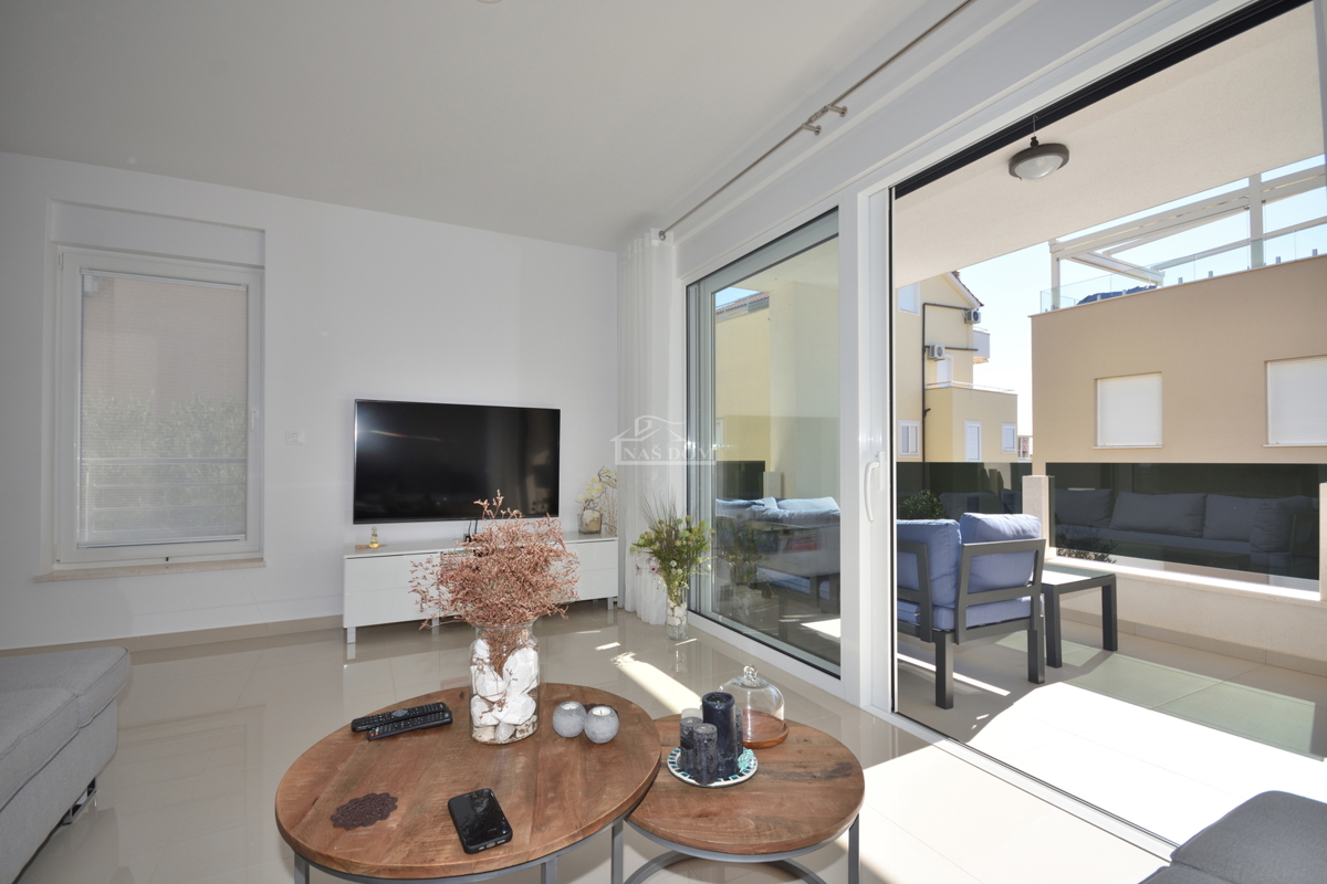 Vodice - opremljeno stanovanje v prvem nadstropju, atraktivna lokacija