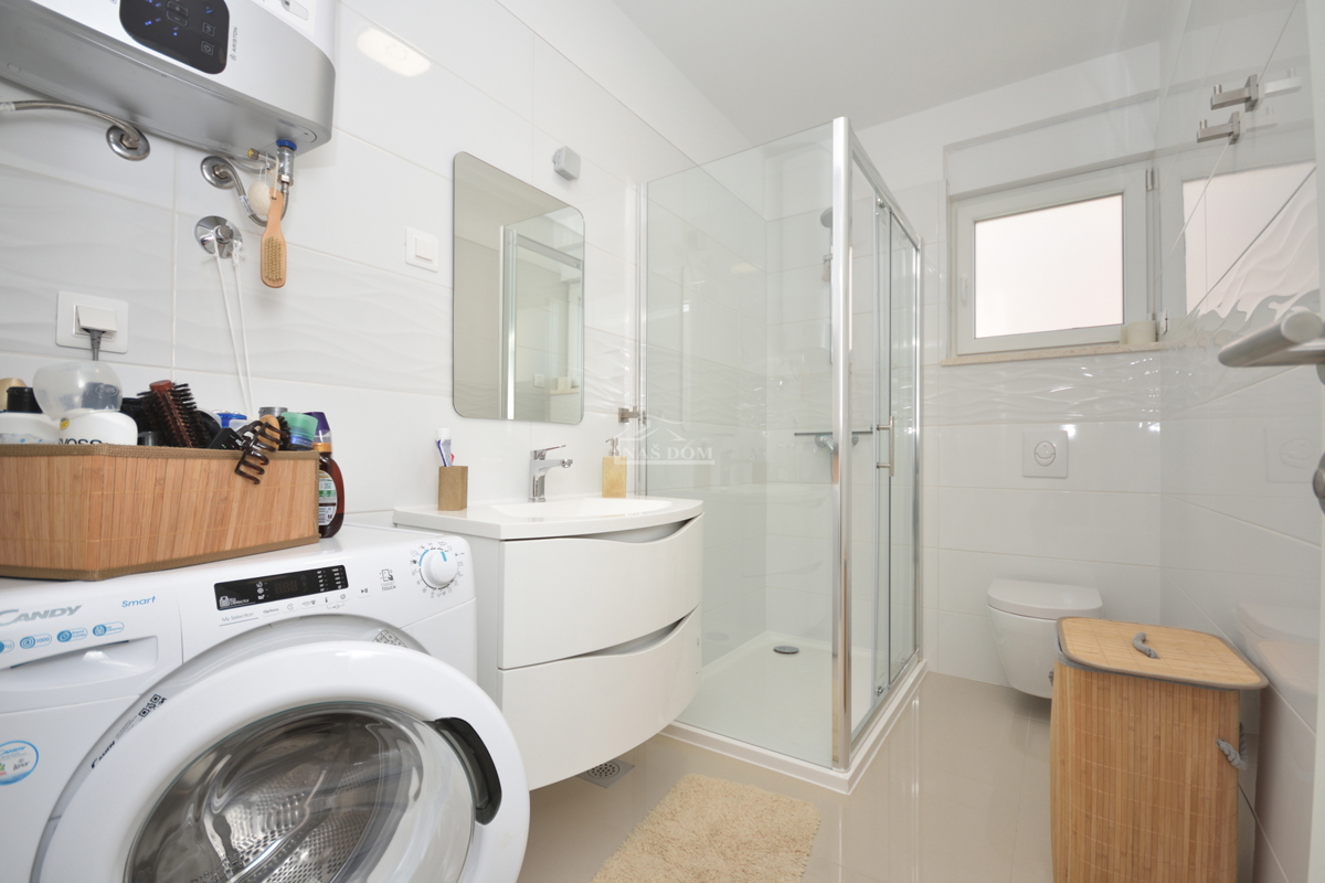 Vodice - opremljeno stanovanje v prvem nadstropju, atraktivna lokacija