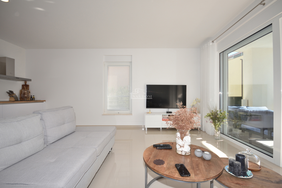 Vodice - opremljeno stanovanje v prvem nadstropju, atraktivna lokacija