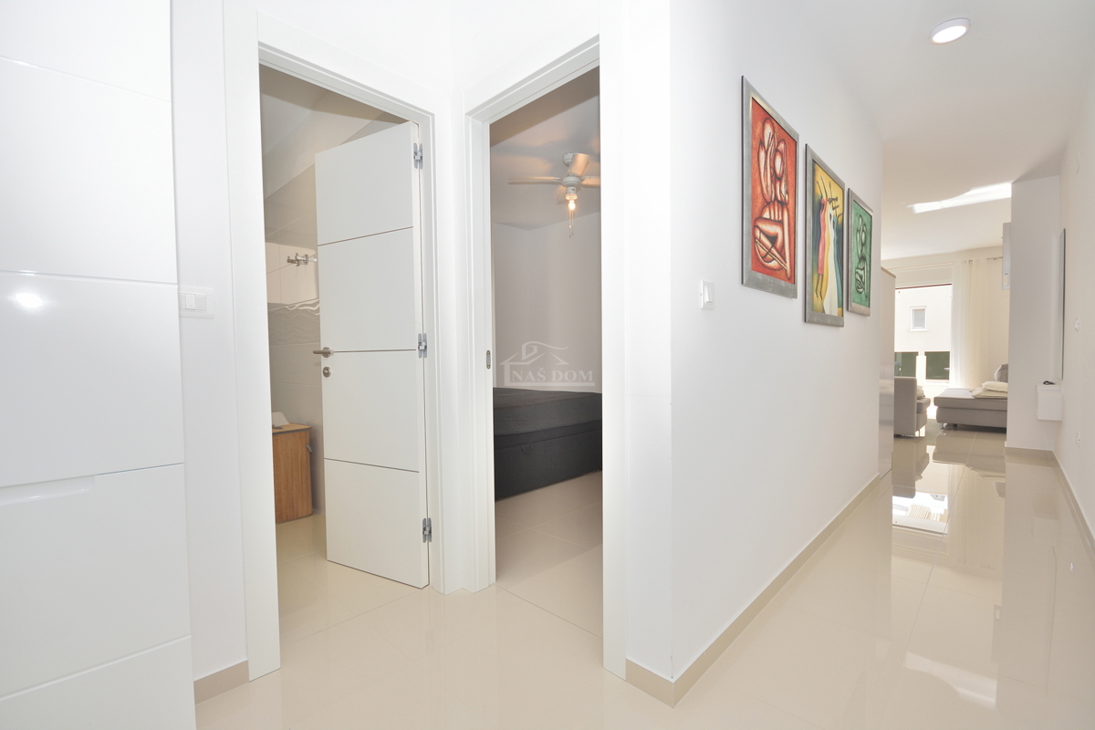 Vodice - Stanovanje v visokem pritličju novogradnje, vrhunska lokacija