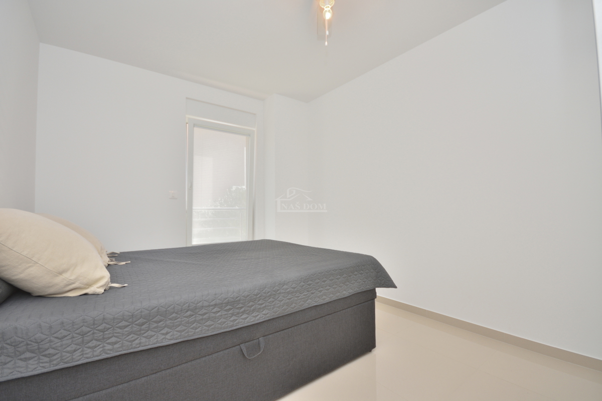 Vodice - Stanovanje v visokem pritličju novogradnje, vrhunska lokacija