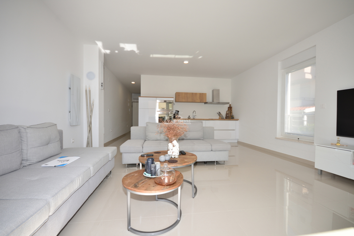 Vodice - opremljeno stanovanje v prvem nadstropju, atraktivna lokacija