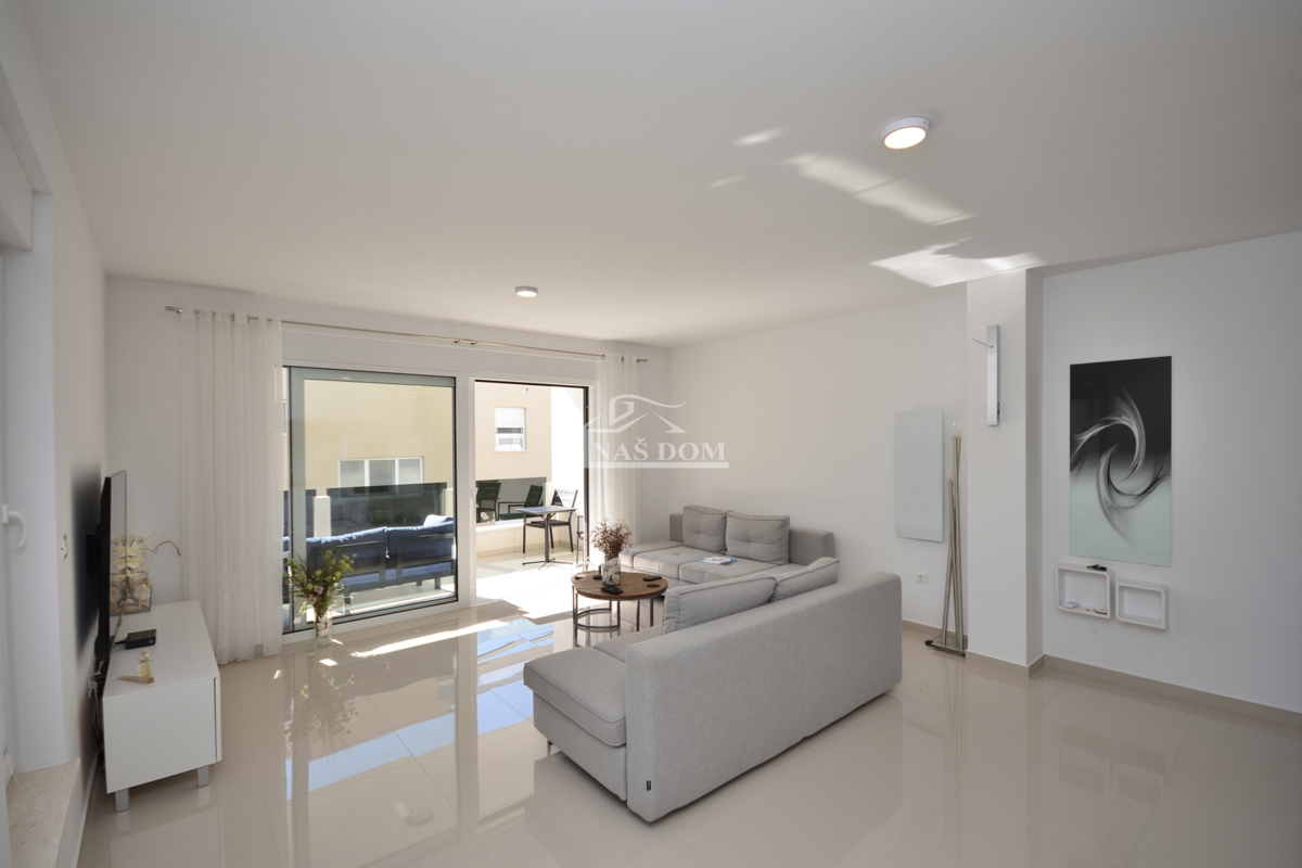 Vodice - Stanovanje v visokem pritličju novogradnje, vrhunska lokacija