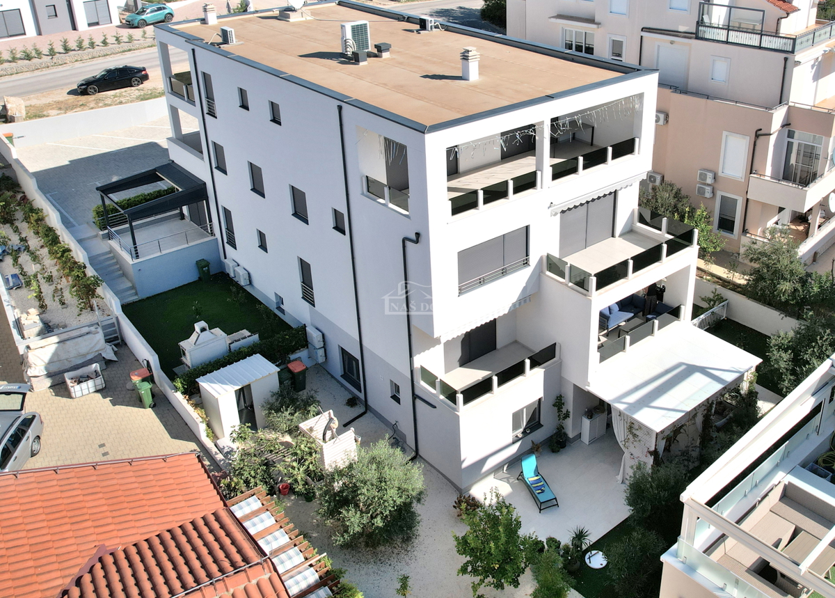 Vodice - opremljeno stanovanje v prvem nadstropju, atraktivna lokacija