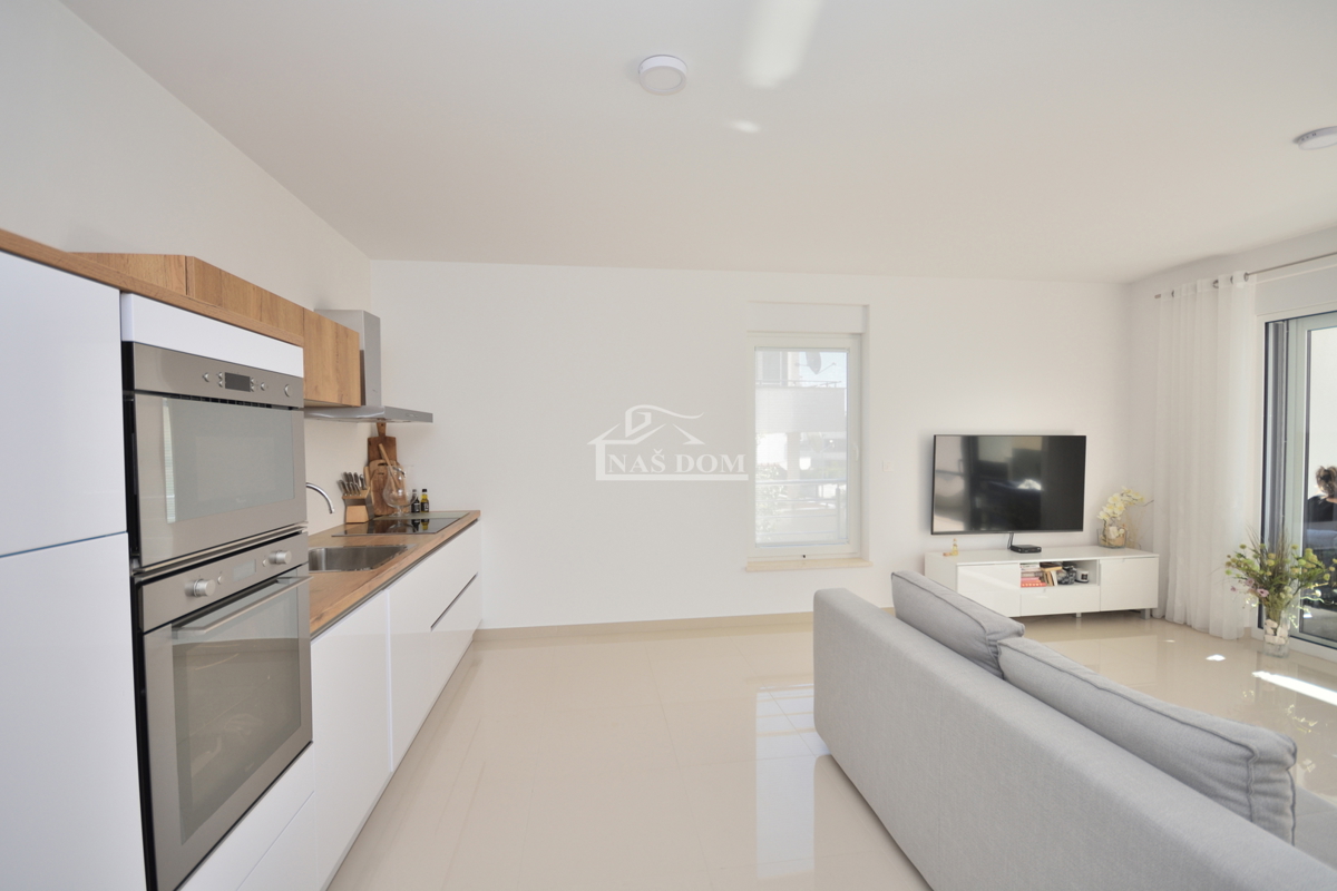 Vodice - Stanovanje v visokem pritličju novogradnje, vrhunska lokacija