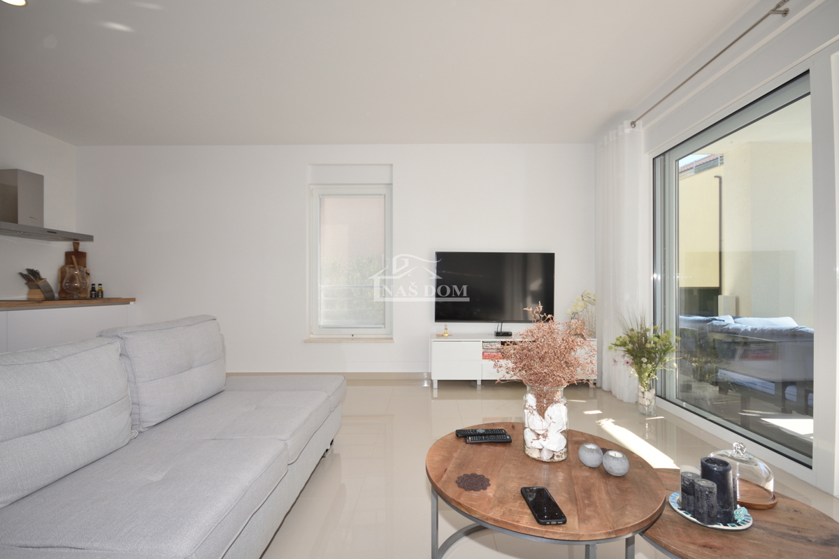 Vodice - Stanovanje v visokem pritličju novogradnje, vrhunska lokacija