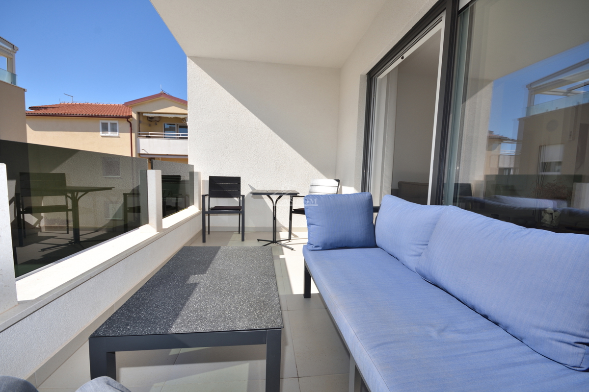 Vodice - opremljeno stanovanje v prvem nadstropju, atraktivna lokacija