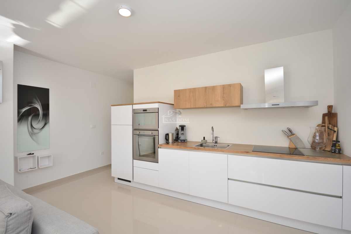 Vodice - opremljeno stanovanje v prvem nadstropju, atraktivna lokacija