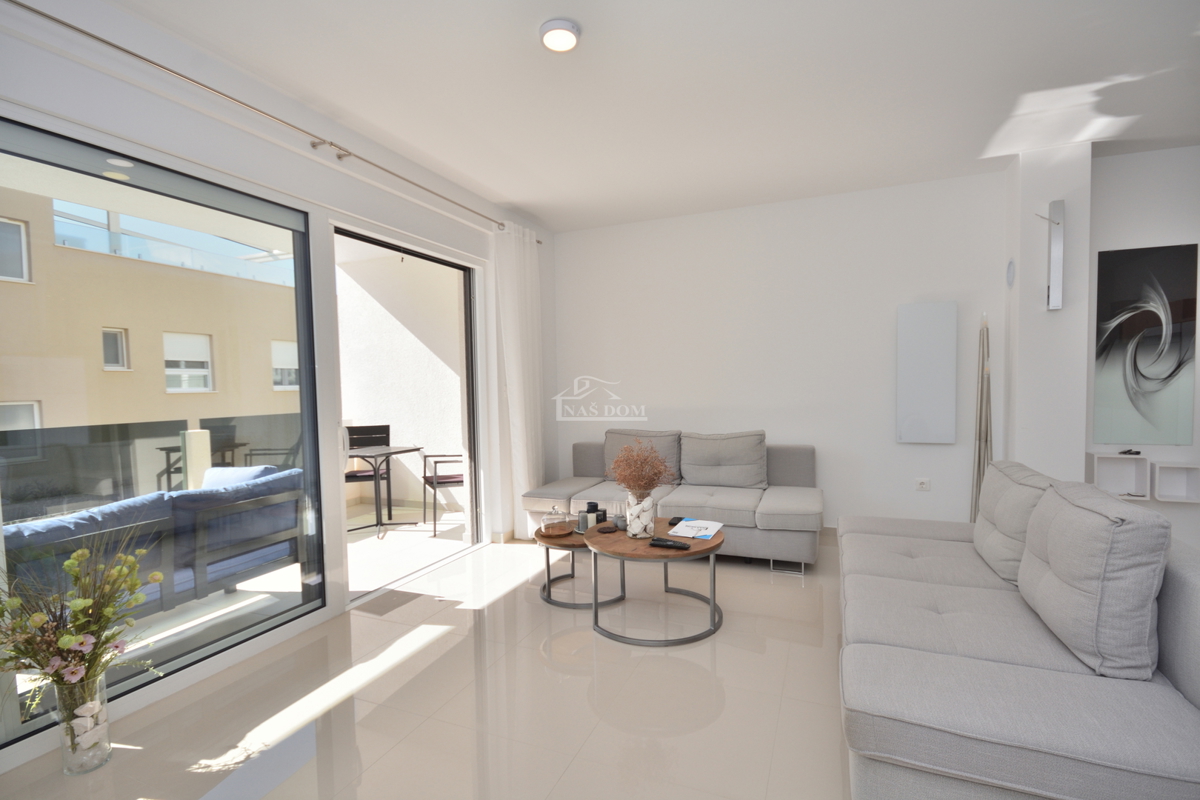 Vodice - opremljeno stanovanje v prvem nadstropju, atraktivna lokacija