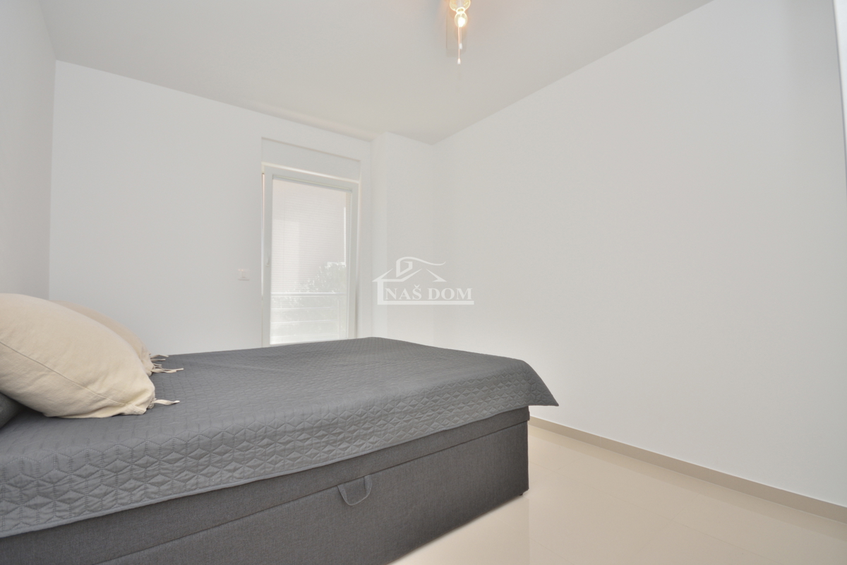 Vodice - Stanovanje v visokem pritličju novogradnje, vrhunska lokacija