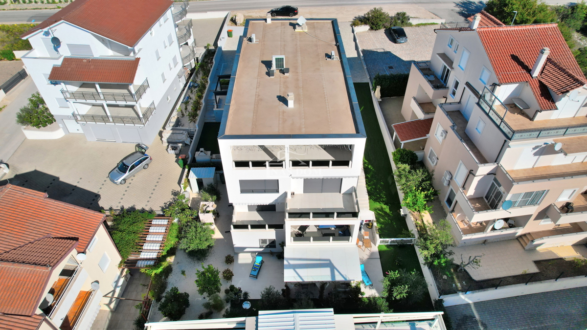 Vodice - Stanovanje v visokem pritličju novogradnje, vrhunska lokacija