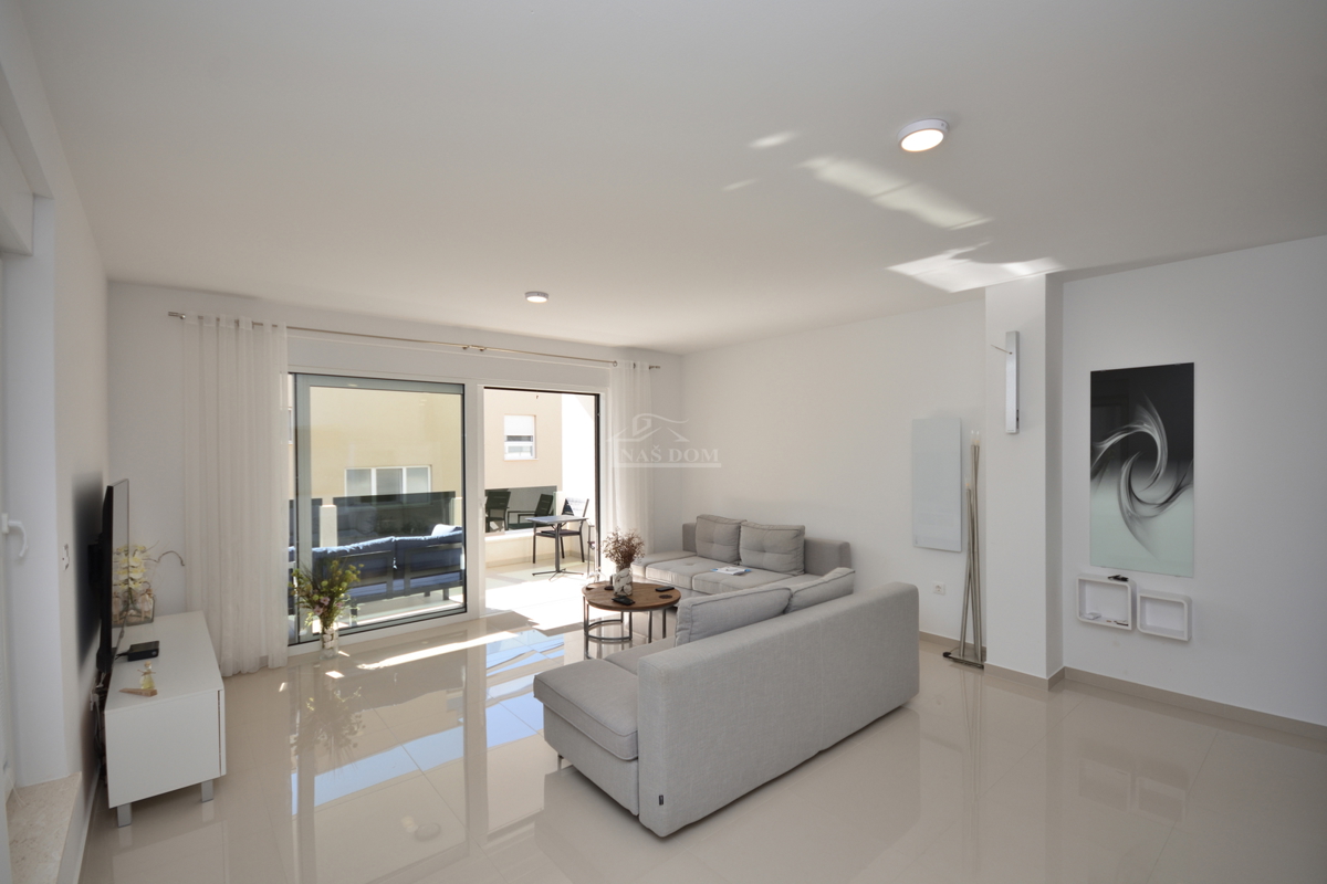 Vodice - Stanovanje v visokem pritličju novogradnje, vrhunska lokacija