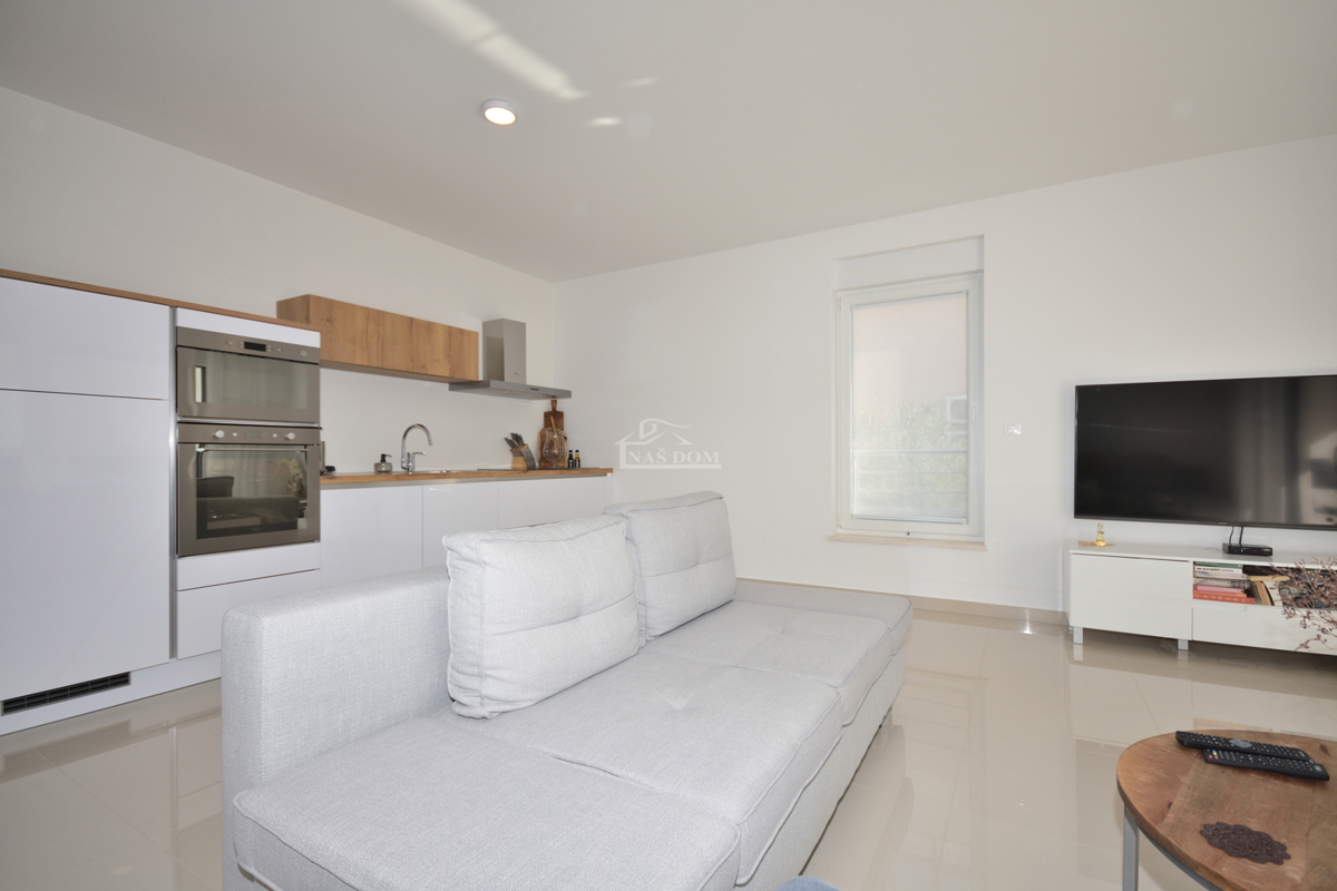 Vodice - opremljeno stanovanje v prvem nadstropju, atraktivna lokacija