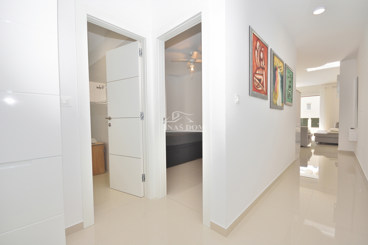 Vodice - Stanovanje v visokem pritličju novogradnje, vrhunska lokacija