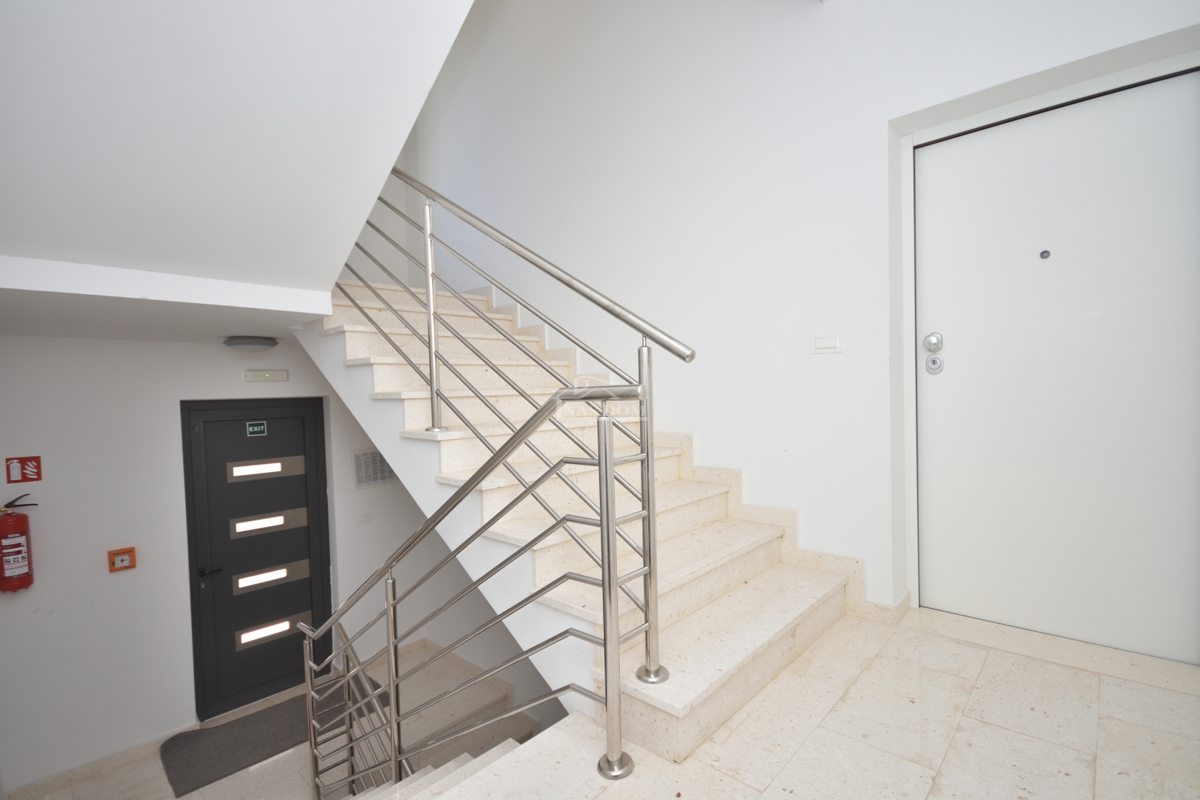 Vodice - opremljeno stanovanje v prvem nadstropju, atraktivna lokacija