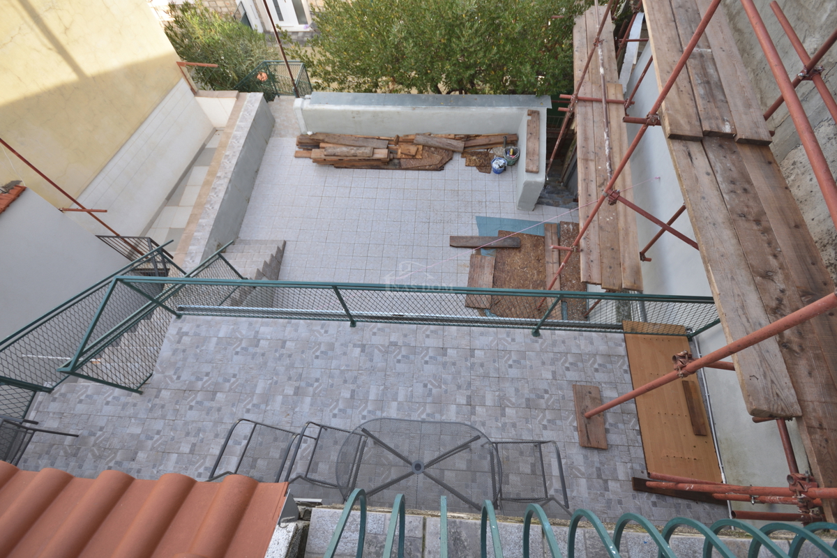 Vodice - Dvoetažno stanovanje v samem središču mesta