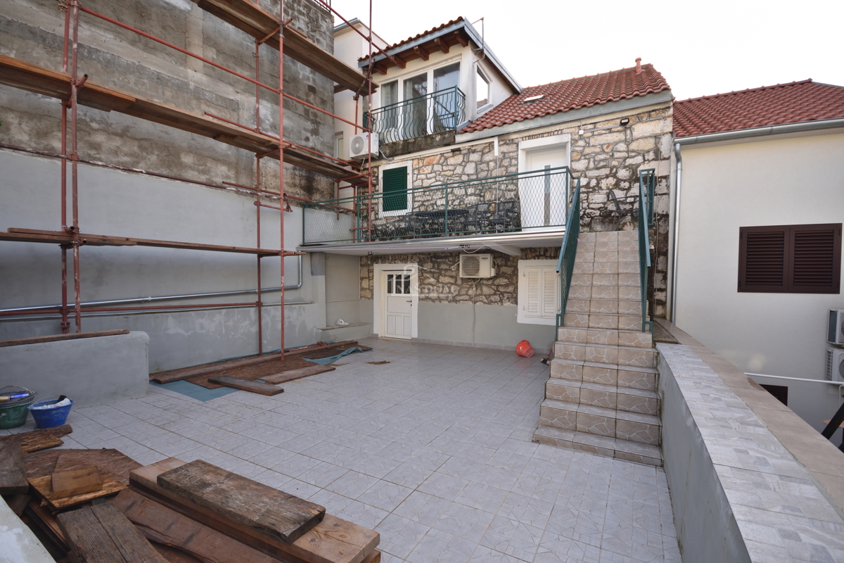 Vodice - Dvoetažno stanovanje v samem središču mesta