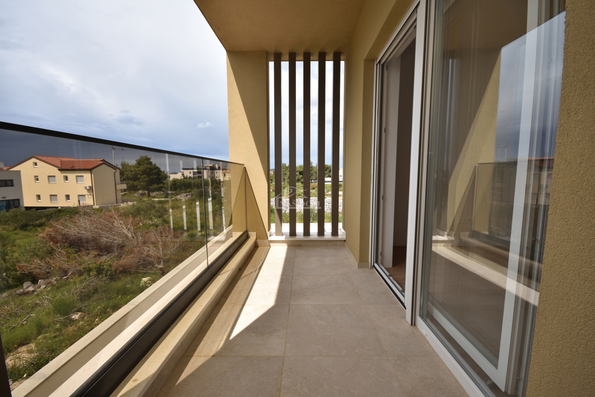 Vodice, Srima - Dvojna hiša S1 s bazenom, 270 m od plaže