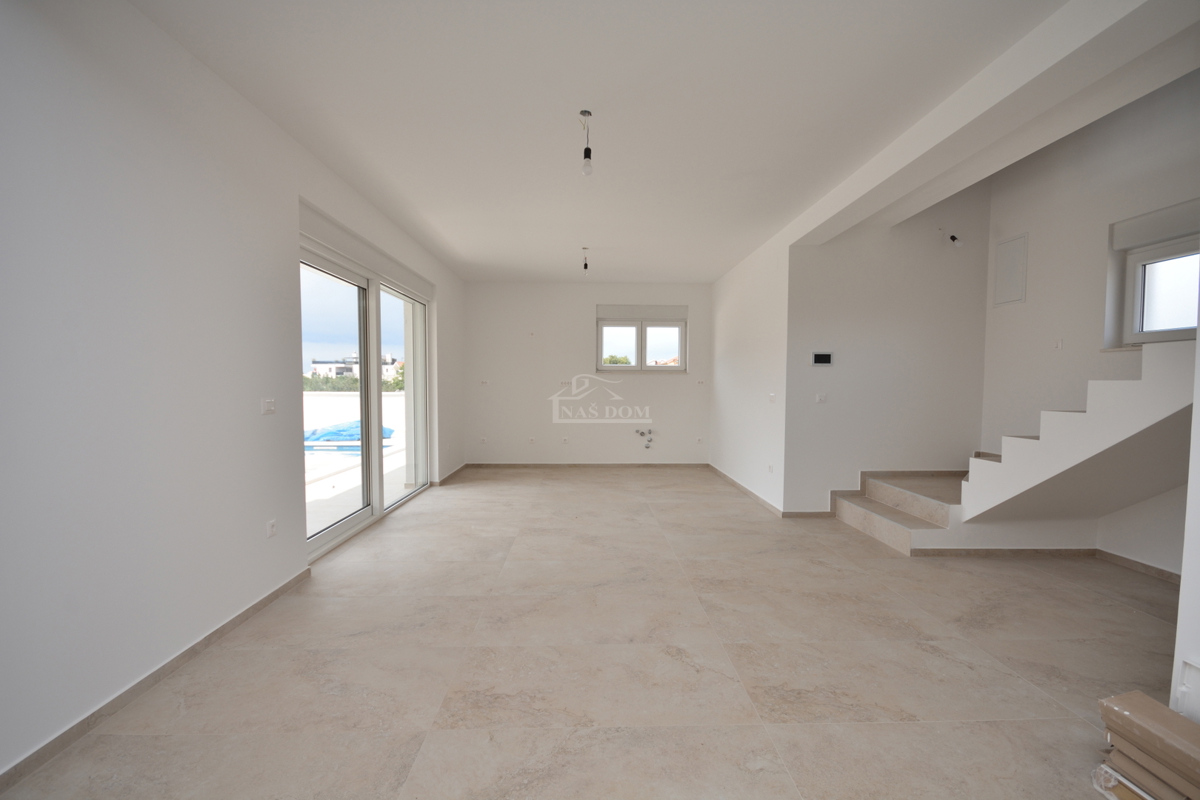 Vodice, Srima - Dvojna hiša S1 s bazenom, 270 m od plaže