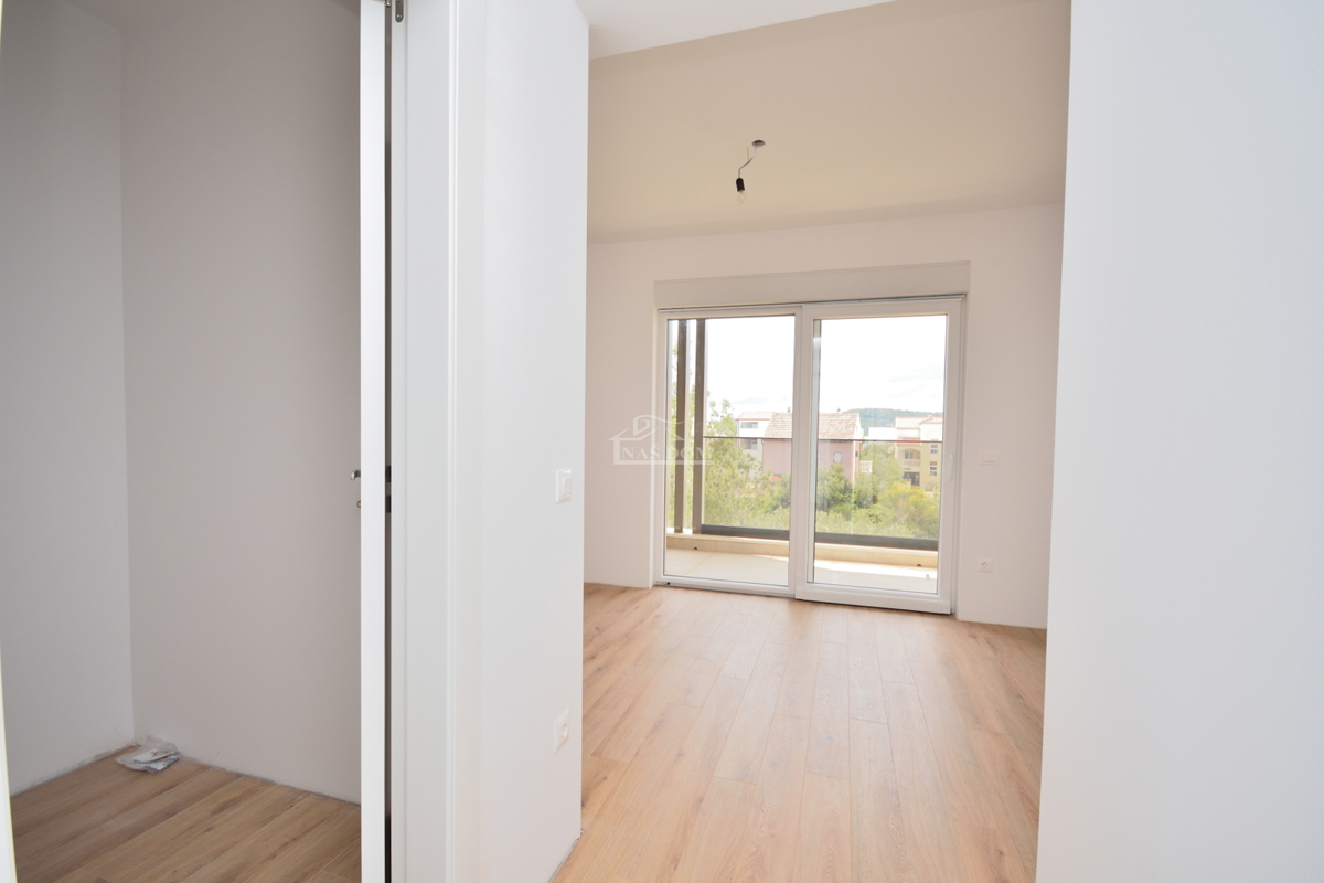 Vodice, Srima - Dvojna hiša S1 s bazenom, 270 m od plaže