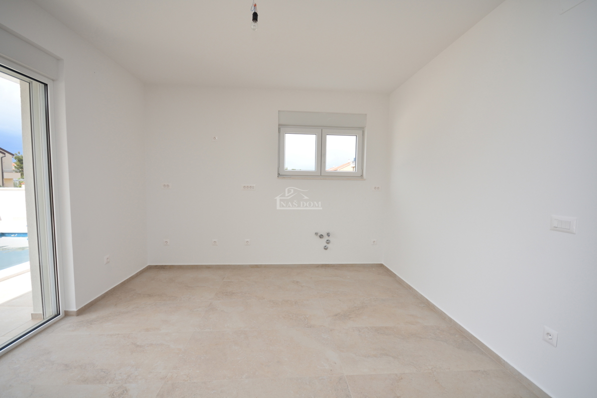 Vodice, Srima - Dvojna hiša S1 s bazenom, 270 m od plaže