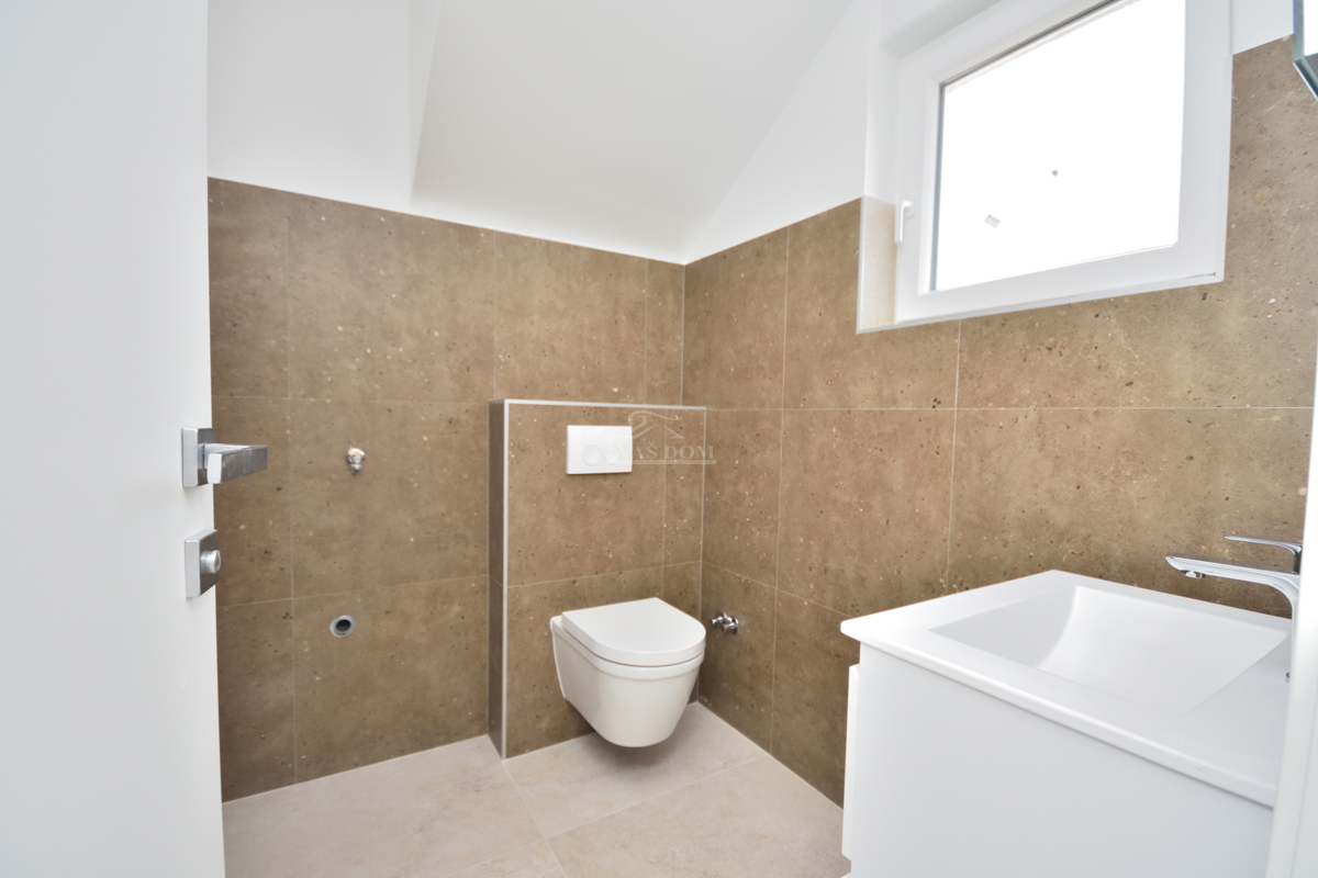 Vodice, Srima - Dvojna hiša S1 s bazenom, 270 m od plaže