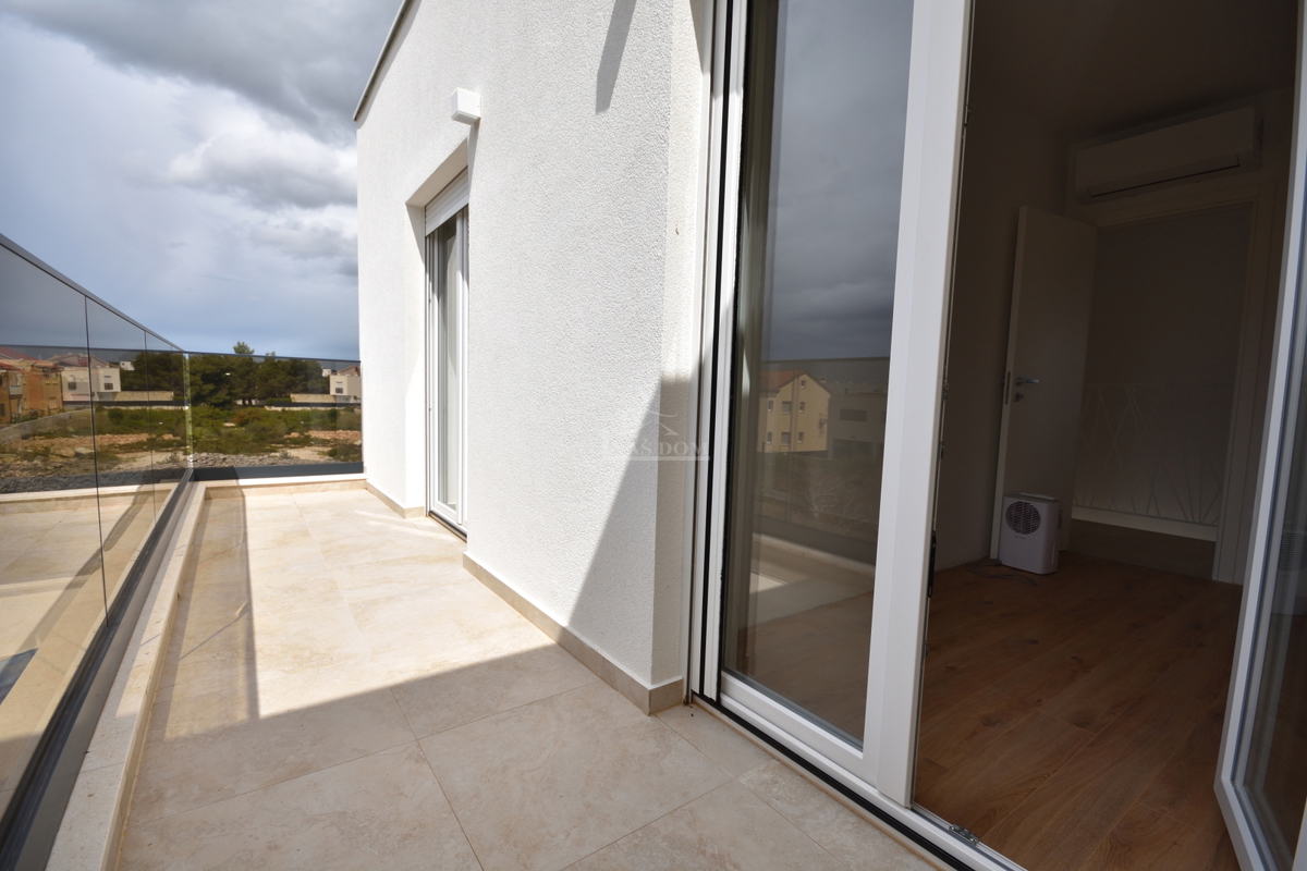 Vodice, Srima - Dvojna hiša S1 s bazenom, 270 m od plaže