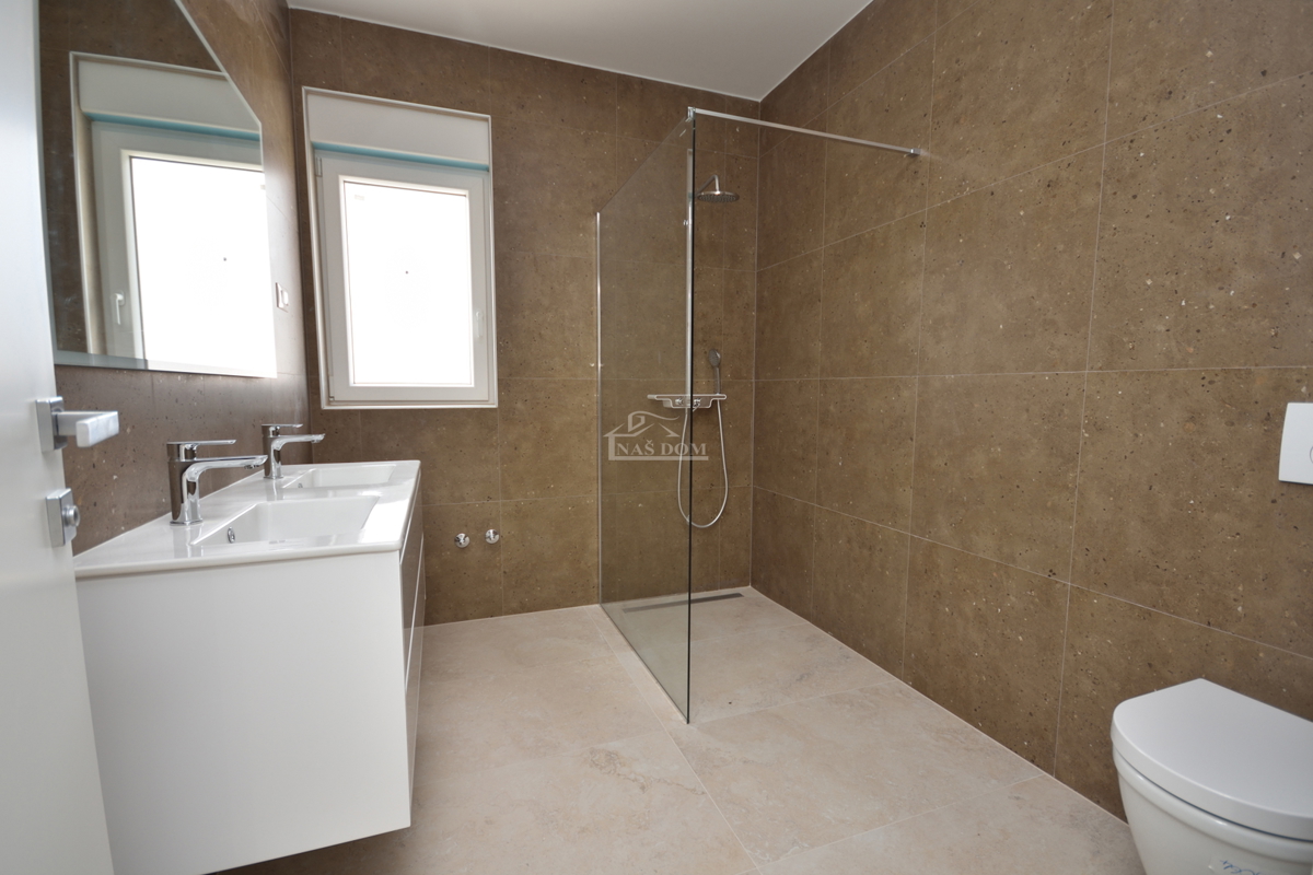 Vodice, Srima - Dvojna hiša S1 s bazenom, 270 m od plaže