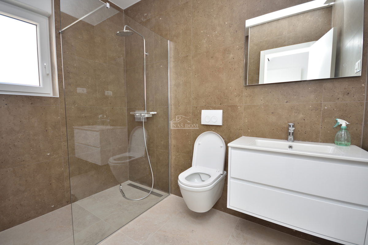 Vodice, Srima - Dvojna hiša S1 s bazenom, 270 m od plaže