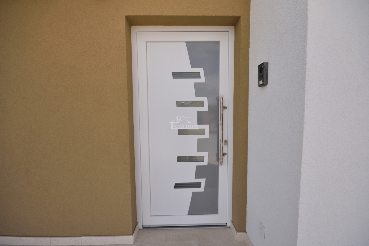 Vodice, Srima - Dvojna hiša S1 s bazenom, 270 m od plaže