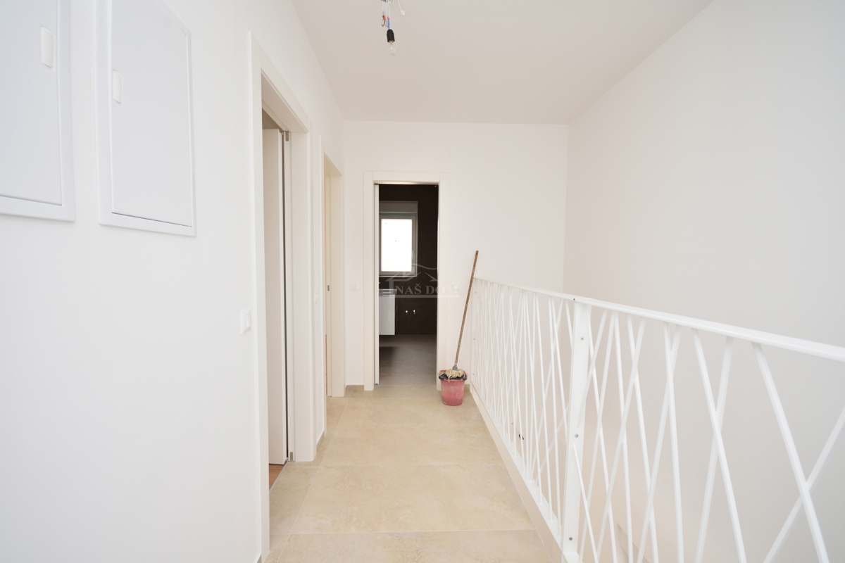 Vodice, Srima - Dvojna hiša S1 s bazenom, 270 m od plaže