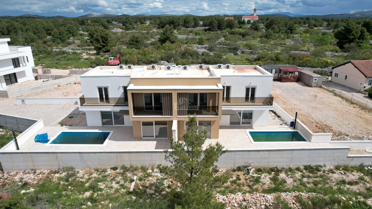 Vodice, Srima - Dvojna hiša S1 s bazenom, 270 m od plaže