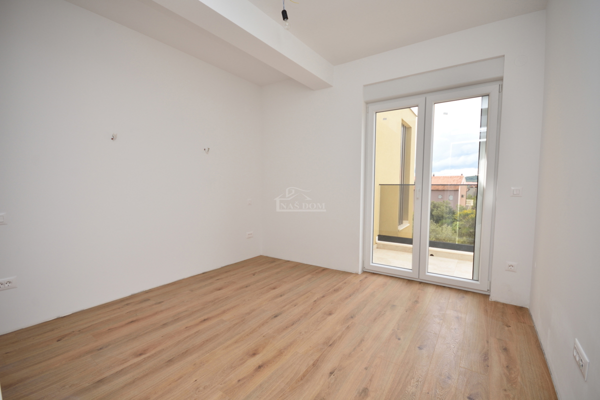 Vodice, Srima - Dvojna hiša S1 s bazenom, 270 m od plaže