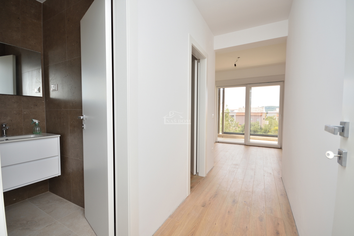 Vodice, Srima - Dvojna hiša S1 s bazenom, 270 m od plaže