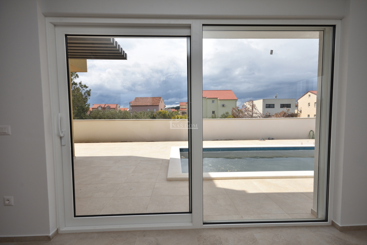 Vodice, Srima - Dvojna hiša S1 s bazenom, 270 m od plaže