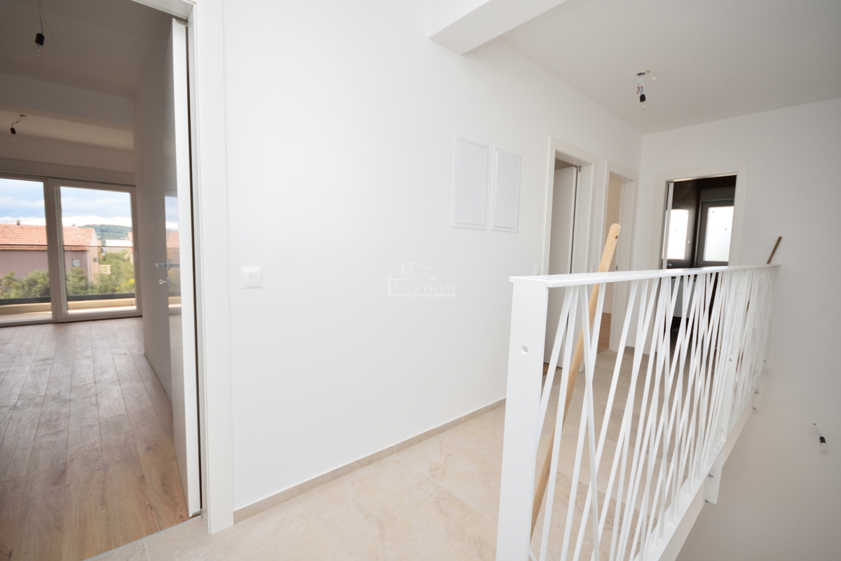 Vodice, Srima - Dvojna hiša S1 s bazenom, 270 m od plaže