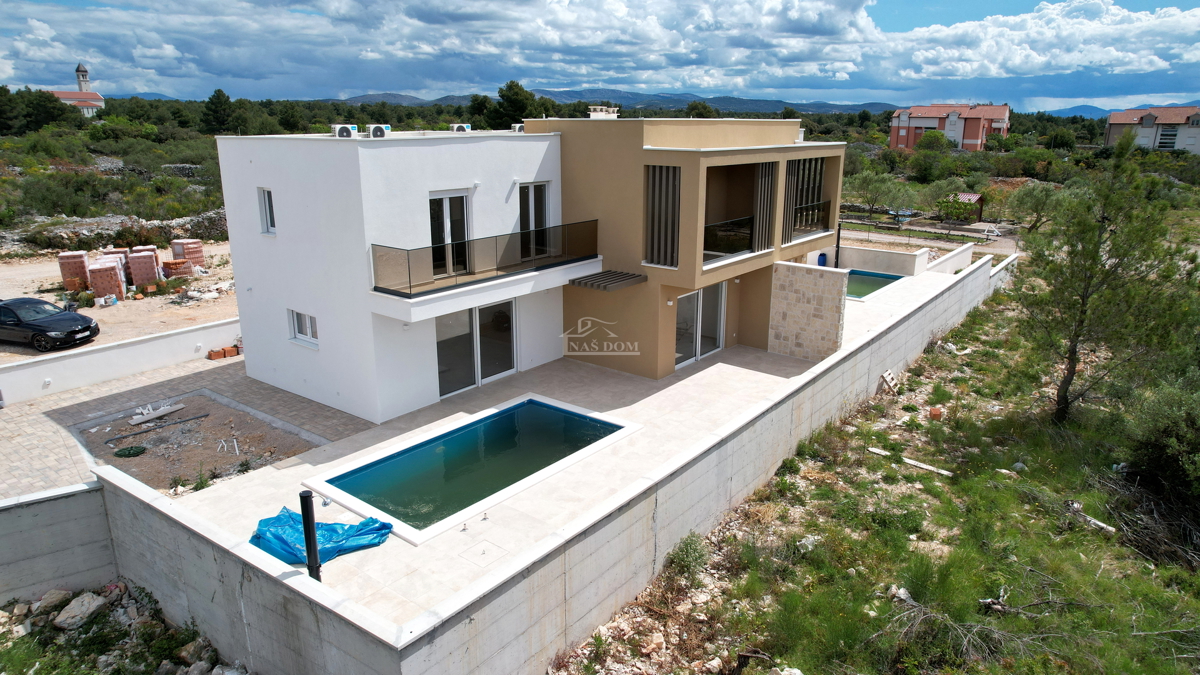 Vodice, Srima - Dvojna hiša S1 s bazenom, 270 m od plaže