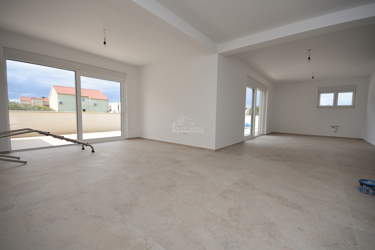 Vodice, Srima - Dvojna hiša S1 s bazenom, 270 m od plaže