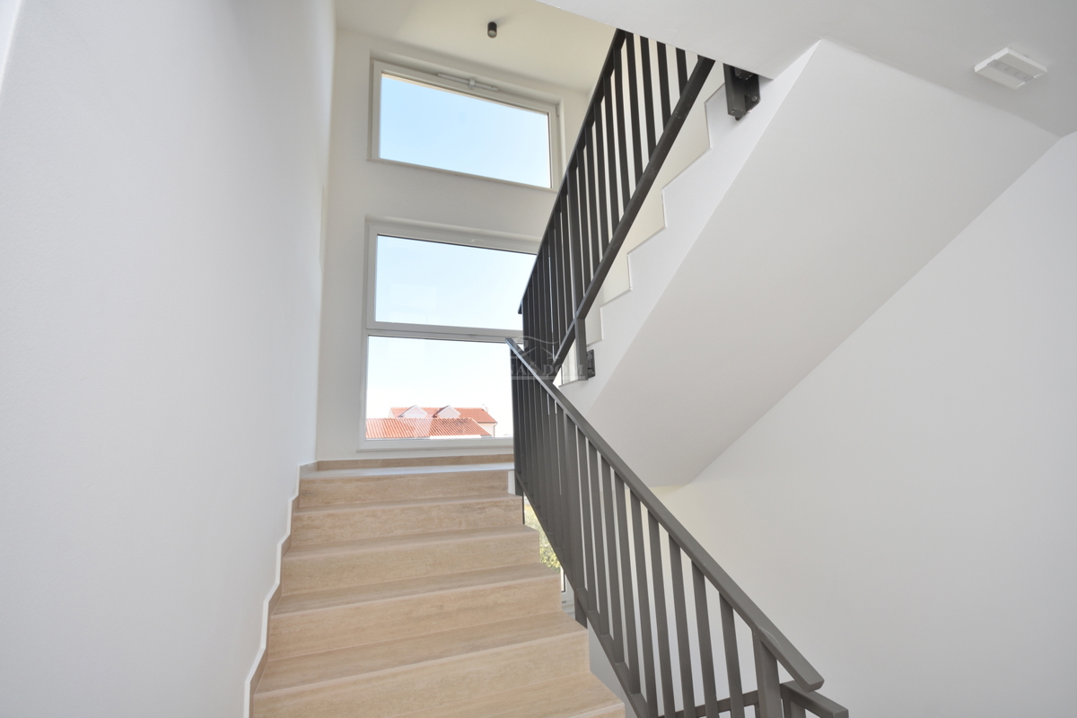 Moderno stanovanje S7 z razgledom na morje – novogradnja blizu plaže in centra Vodic