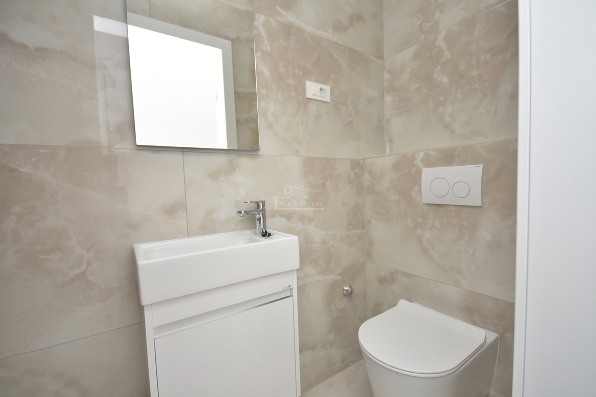 Moderno stanovanje S7 z razgledom na morje – novogradnja blizu plaže in centra Vodic