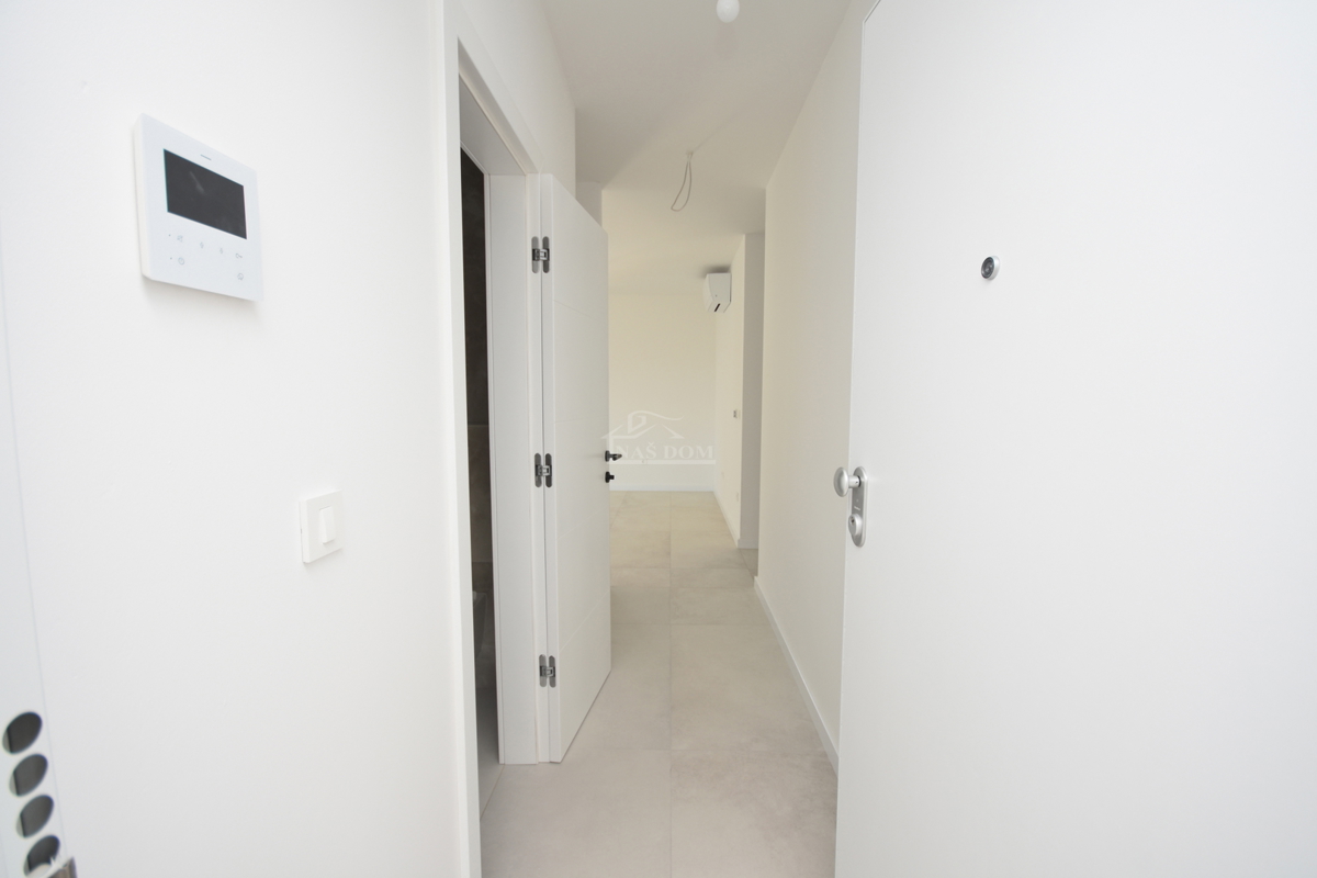 Moderno stanovanje S7 z razgledom na morje – novogradnja blizu plaže in centra Vodic