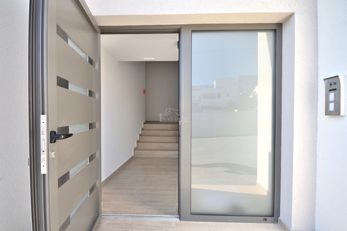 Moderno stanovanje S7 z razgledom na morje – novogradnja blizu plaže in centra Vodic