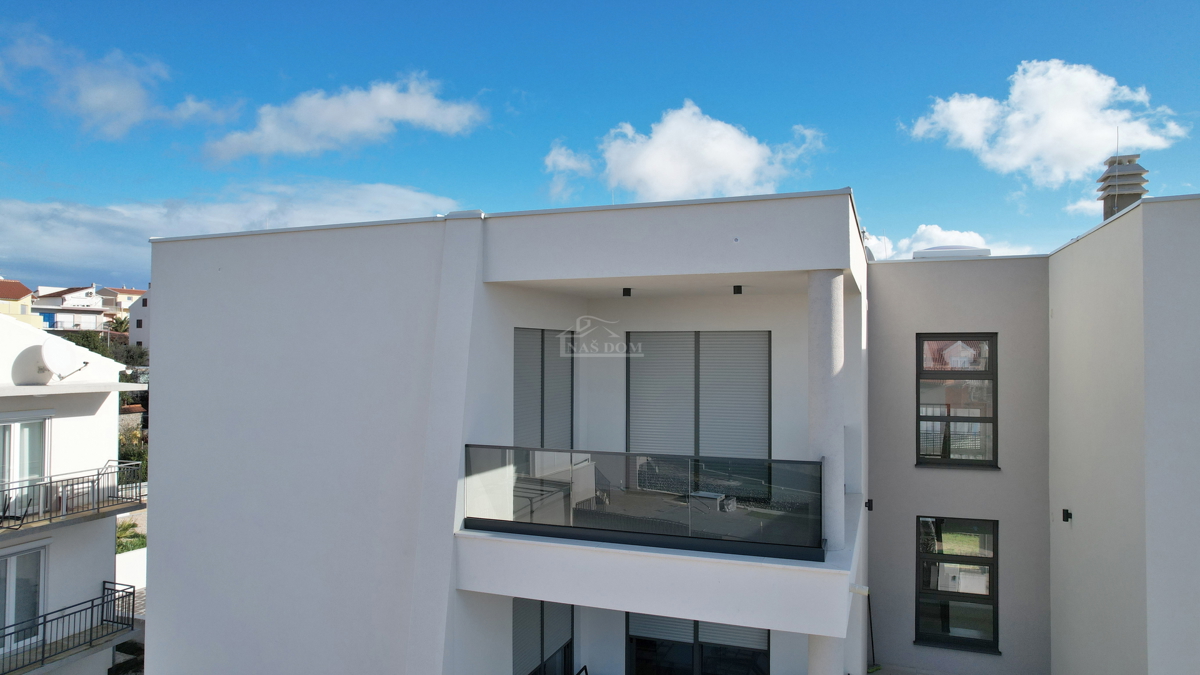 Moderno stanovanje S7 z razgledom na morje – novogradnja blizu plaže in centra Vodic