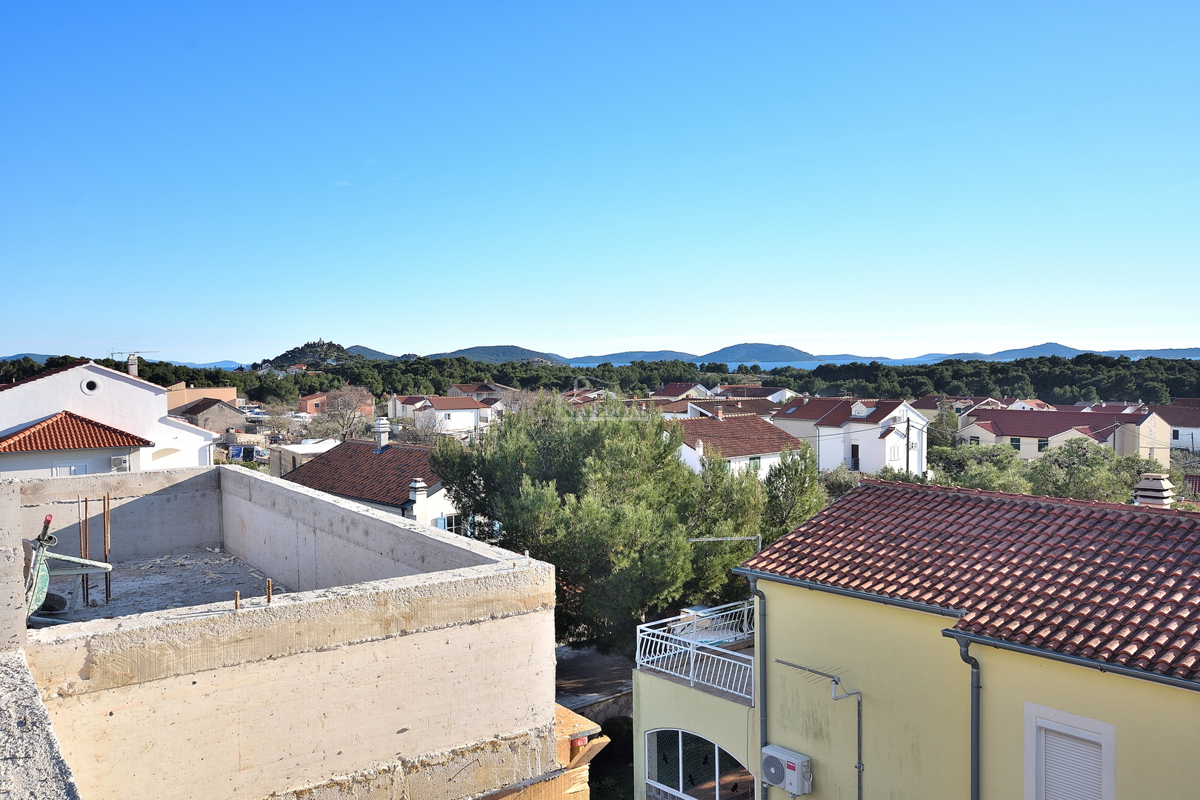 Tribunj, Sovlje - stanovanje s strešno teraso, pogled na morje