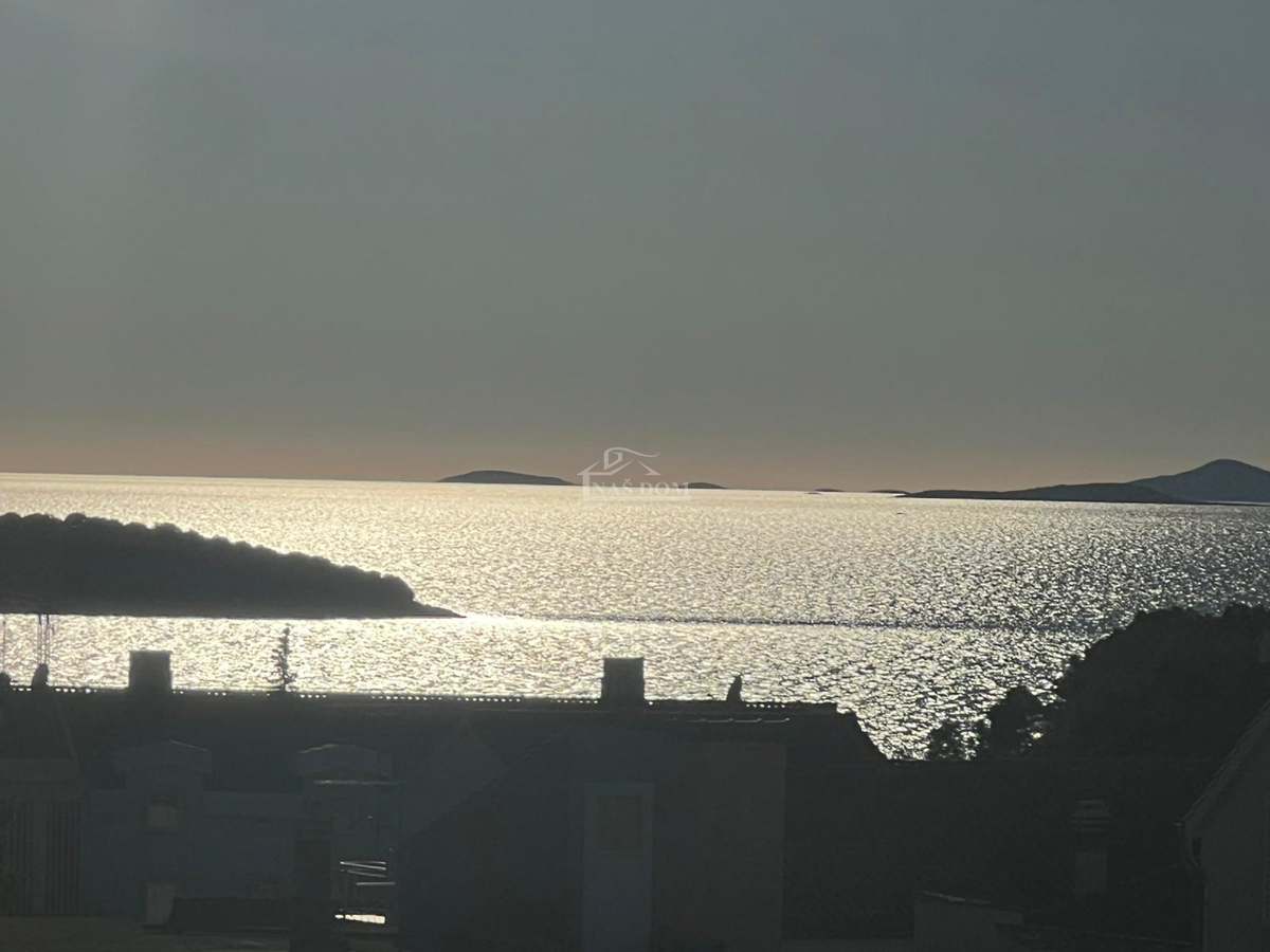 Tribunj, Sovlje - stanovanje s strešno teraso, pogled na morje