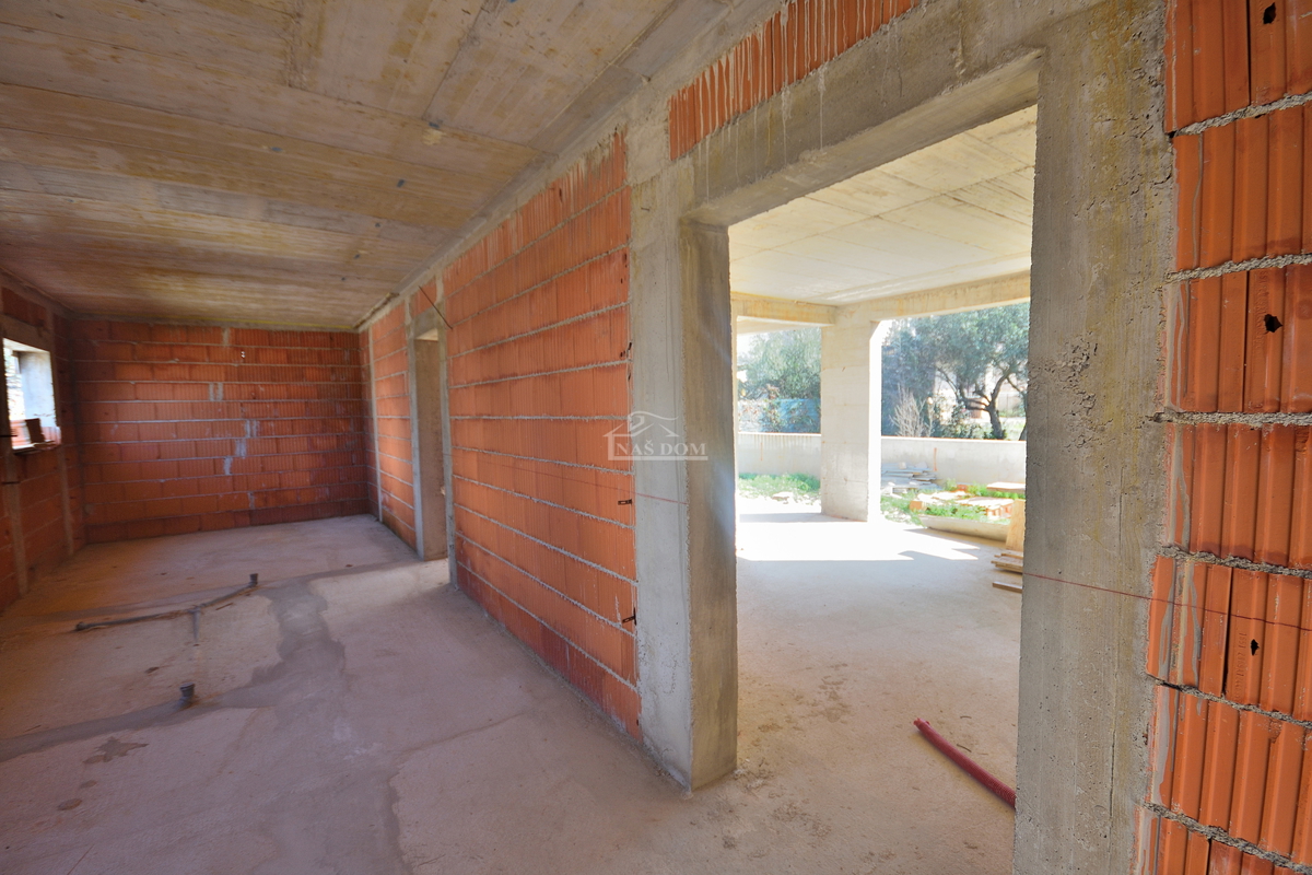 Vodice - 2-sobno stanovanje z vrtom na mirni lokaciji