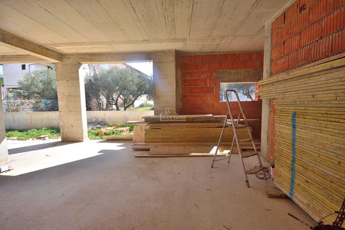 Vodice - 2-sobno stanovanje z vrtom na mirni lokaciji