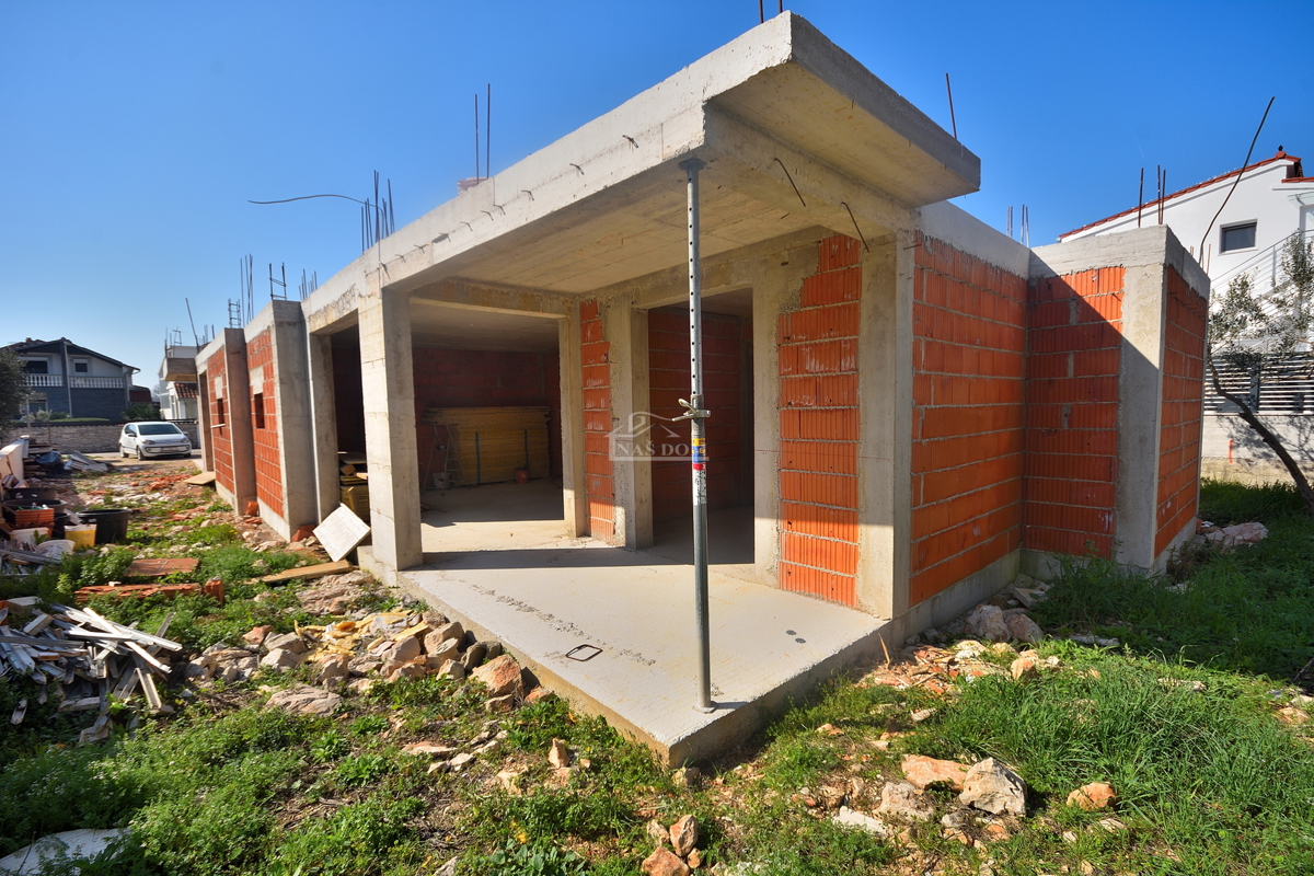 Vodice - 2-sobno stanovanje z vrtom na mirni lokaciji