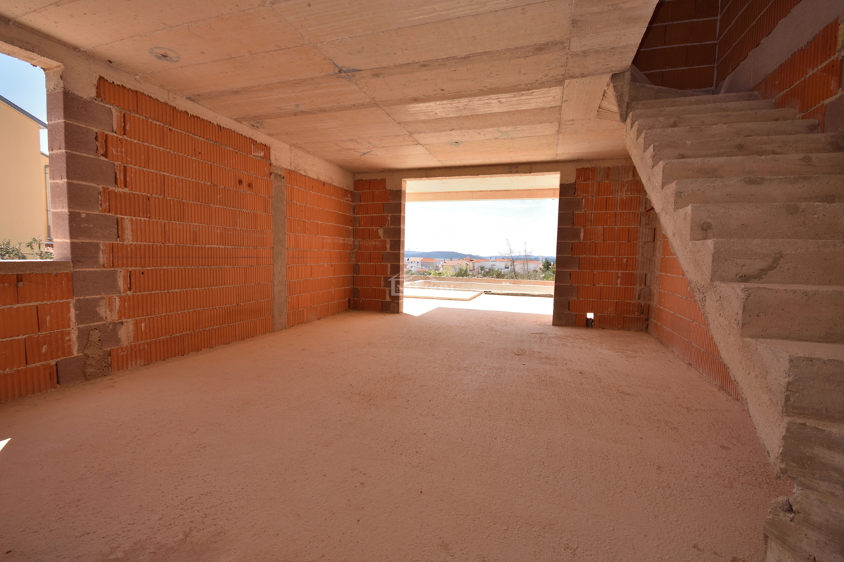 Vodice - Luksuzno dvonadstropno stanovanje S2 s bazenom in vrtom, pogled na morje