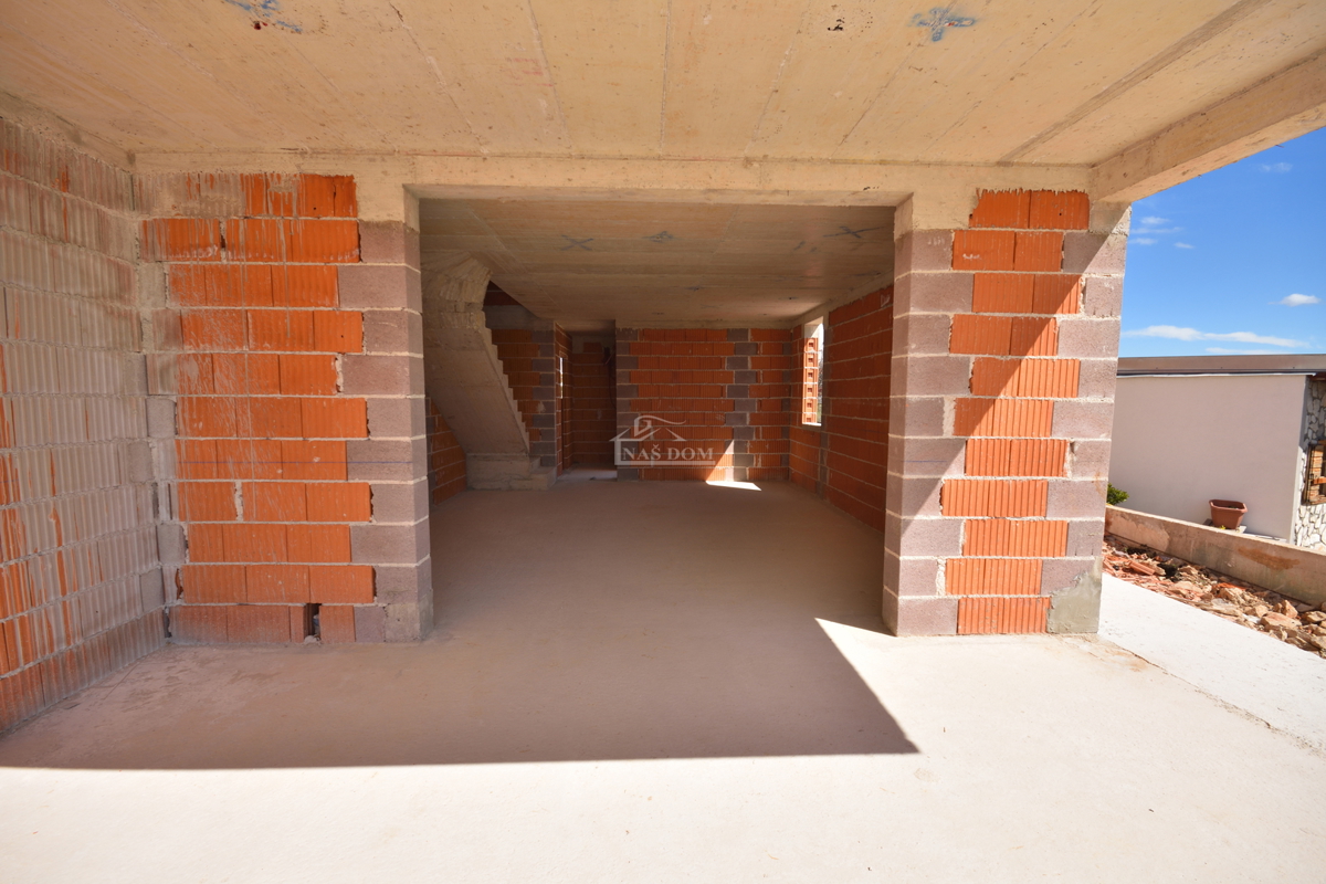 Vodice - Luksuzno dvonadstropno stanovanje S2 s bazenom in vrtom, pogled na morje